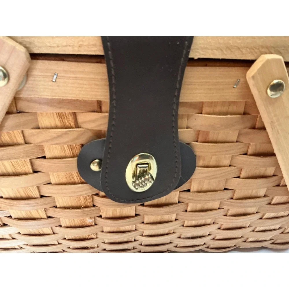 Vintage Picnic Basket Woven Wood‎ Gingham Lining Turn Lock Large Tan